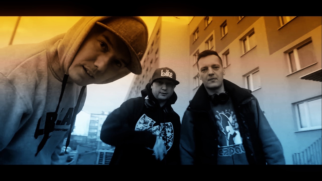 [kadr z teledysku], od lewej - Rahim, DJ Bambus, Fokus