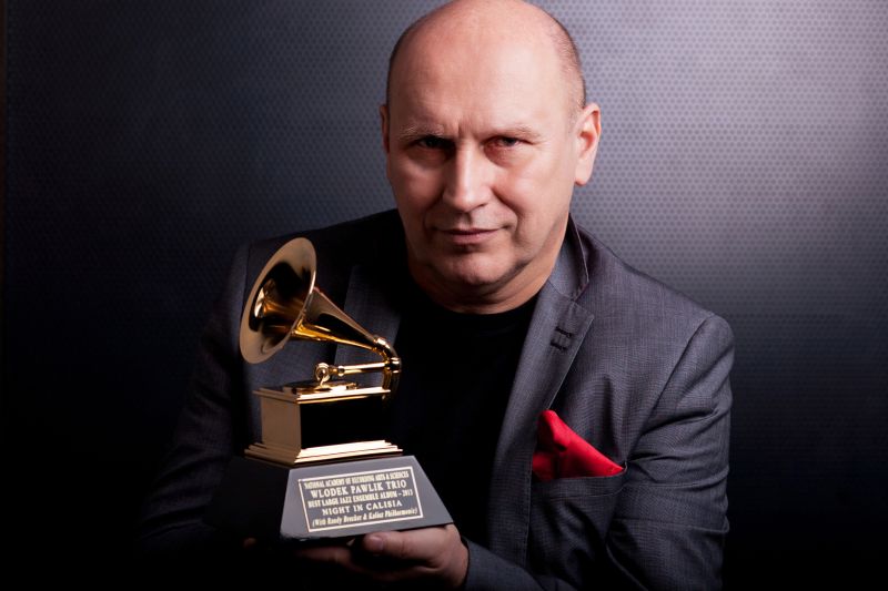 Włodek Pawlik z Grammy 1 foto Marek Bałata (C) 2015.jpg